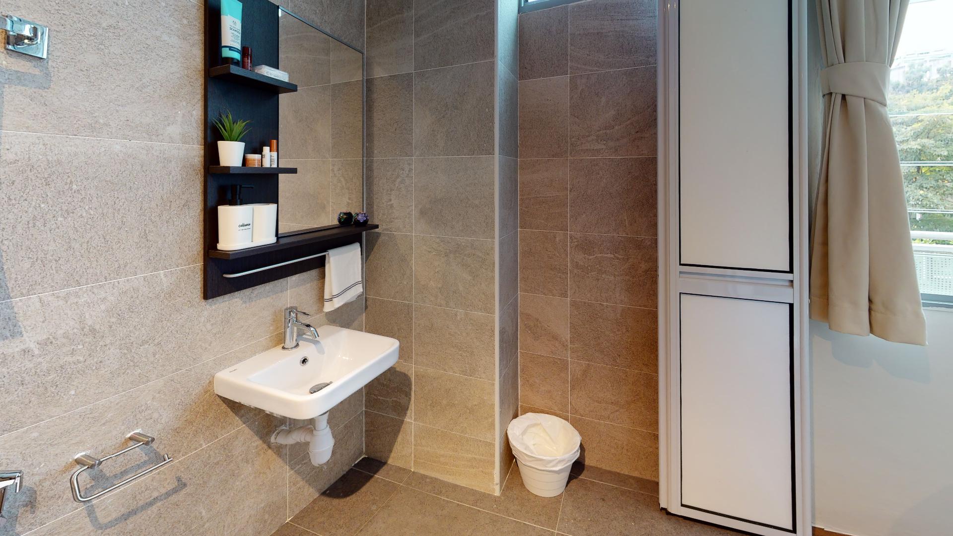 Coliwoo-Boon-Lay-Queen-Small-Suite-Bathroom