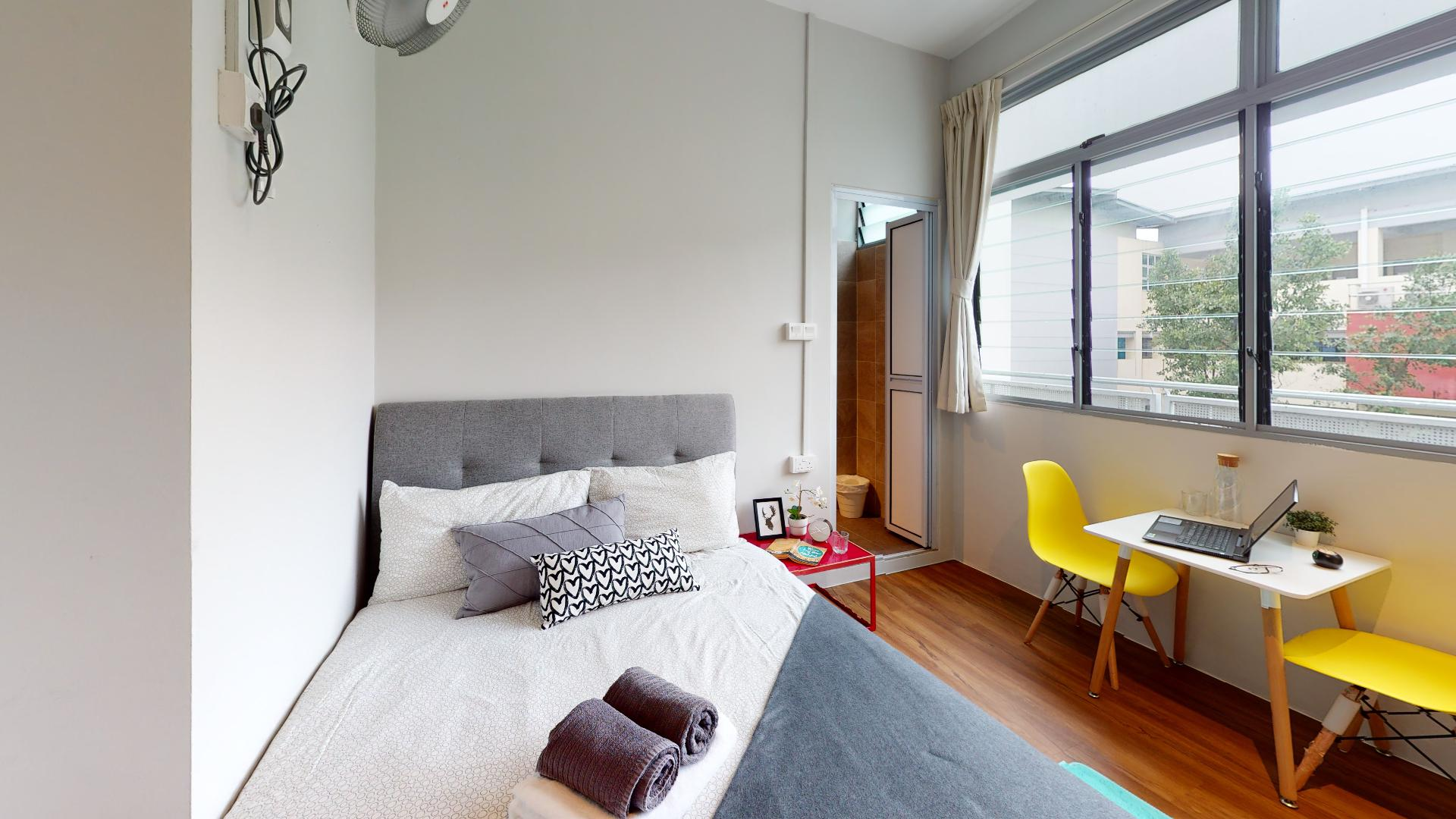 Coliwoo-Boon-Lay-Queen-Small-Suite-Bedroom(1)