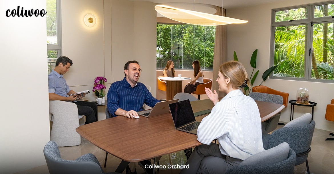 Professionals working and collaborating in a Coliwoo common space.